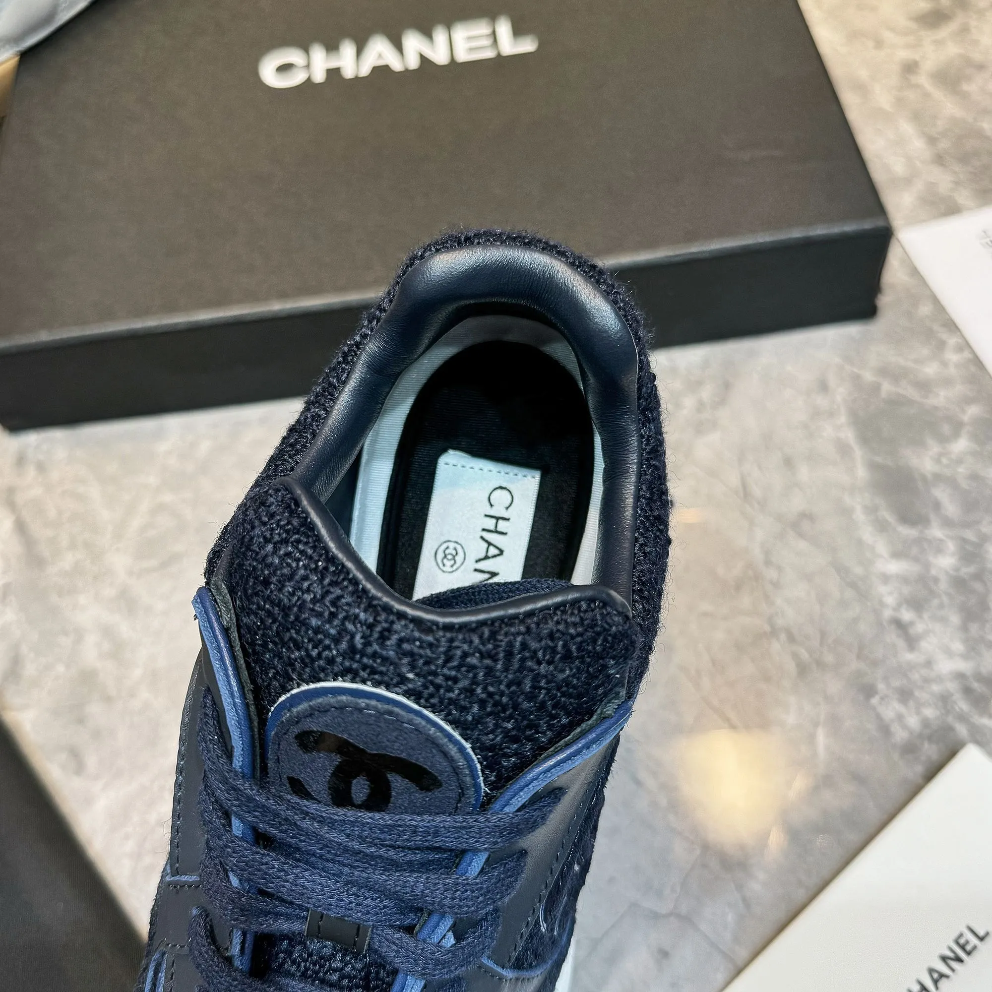 Men's shoes pP700! Chanel Chanel - 2024 counter top casual sneakers This classic design; the upper is embroidered with various techniques; the outsole is fashionable and sporty; the outsole is stylish and sporty; it incorporates a variety of color matching elements... The diversified mix and match is very good-looking and versatile, casual, fashionable, sports, and outdoor can be taken into account... ꫛꫀꪝ Go➫ Material: ❶Upper made of: original imported high silk cowhide suede + small fragrance fabric ❷Inner use: Original imported breathable sheepskin lining ❸ Outsole based on: Original TPU combination outsole Special counter boutique packaging complete set Women 35–41 Men 38-45